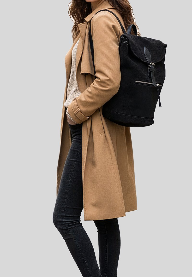 Černý batoh se strukturovanou tkaninou, koženými akcenty a klopovým uzávěrem. Nosit s béžovým kabátem, krémovým svetr a černými džíny.