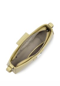 Borsa clutch rettangolare in morbida pelle gialla. Caratterizzata da una texture liscia, chiusura superiore con cerniera e tasca interna con fodera a contrasto.