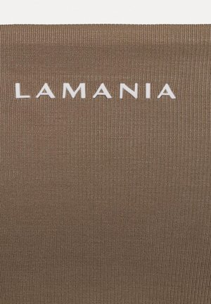 Közeli kép barna bordázott anyagról, amelyen fehér, kiemelkedő betűkkel a „LAMANIA” felirat olvasható középen.