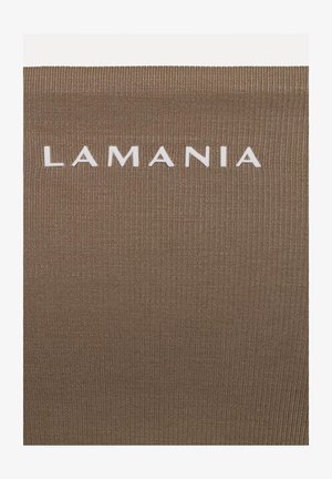 Közeli kép barna bordázott anyagról, amelyen fehér, kiemelkedő betűkkel a „LAMANIA” felirat olvasható középen.