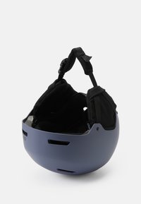 Matný modrý helma s černým polstrováním a nastavitelnými popruhy, obsahující ventilační otvory a hladký, zaoblený tvar.