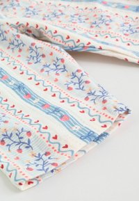 Bawełniana tkanina z powtarzającym się wzorem niebieskich pasków, czerwonych serc i drobnych kwiatowych motywów na kremowym tle.