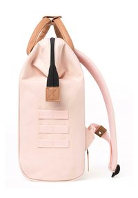 Rosa Canvas-Rucksack mit runder Form, schwarzem Reißverschluss, hellbraunen Lederakzenten und drei horizontalen Gurtbändern auf der Vorderseite.