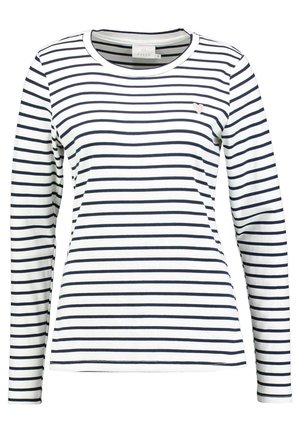 Chemise blanche à manches longues avec des rayures horizontales bleu marine et un petit logo en forme de cœur rose sur la poitrine gauche. Mélange de coton, design à col rond.