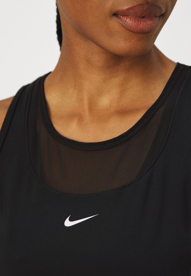 Débardeur noir avec un col en maille transparente, orné d'un logo Nike blanc au centre et d'un design ajusté qui épouse la silhouette.