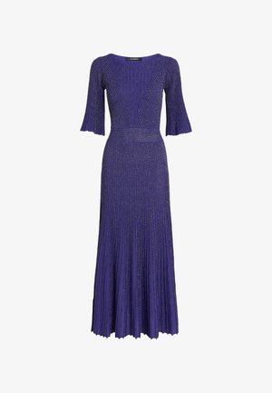 Paarse geplooide jurk met korte vliegende mouwen, met verticale strepen en een aansluitend lijfje dat op de taille uitloopt naar een volle rok.