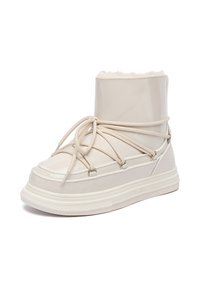 Botă din piele patentată albă, cu un vârf înalt, având o căptușeală pufoasă, talpă din cauciuc plat și răgăciri elastice încrucișate pentru o fixare sigură.