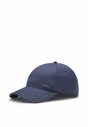 Casquette de baseball bleu marine avec visière incurvée et petit logo métallique « BOSS » sur le panneau avant gauche.