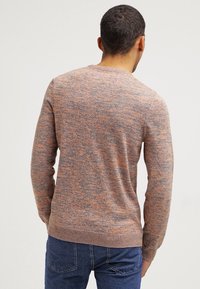 Maglione lavorato a maglia con motivo mélange in tonalità di arancione e blu, scollo rotondo e polsini e orlo a coste. Vista posteriore mostrata.