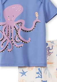 Zweiteiliges Kinderoutfit bestehend aus einem hellblauen, kurzärmeligen Shirt mit einem rosa-Octopus-Design und weißen Shorts mit bunten Meeresbewohner-Mustern.