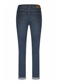 Donkerblauwe rechte jeans met opgerolde zoom, twee achterzakken met gebogen stiksel, en een bruine leren merkpatch op de tailleband.