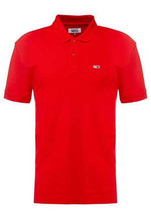 Polo rouge en coton, doté d'un col classique et de manches courtes. Comprend un petit logo brodé sur le côté gauche de la poitrine.
