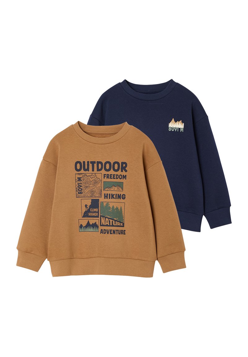 Zwei Sweatshirts: eines braun mit grafischem Text und Naturbildern, und eines marineblau mit einem Bergmotiv. Beide haben einen Rundhalsausschnitt und lange Ärmel.