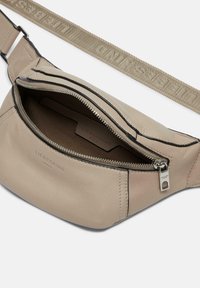 Liebeskind Berlin CHUDY - Sac banane - sandstein