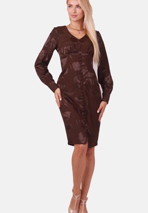Braunes Satin-Kleid mit langen Ärmeln, V-Ausschnitt und dekorativen Knöpfen auf der Vorderseite. Leicht florales Muster, figurbetonte Passform, knielang.