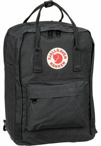Svart Fjällräven Kånken ryggsekk laget av vanntett stoff. Har doble topphåndtak, justerbare stropper og en frontlomme med glidelås.