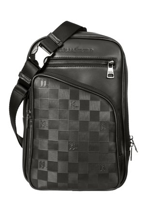 Schwarze Crossbody-Tasche mit verstellbarem Riemen, geprägter Schachbrett-Vordertasche und sichtbarem Karl Lagerfeld-Logo am Reißverschluss und oben.