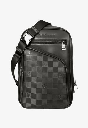 Czarna torba na ramię z regulowanym paskiem, tłoczona przednia kieszeń w kratkę oraz widocznym logo Karl Lagerfeld na suwaku i górze.
