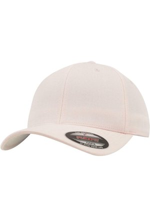Lyserød fitted cap lavet af stof med en glat tekstur. Den har en buet skygge og et mærke med teksten "FLEXFIT OSFA."