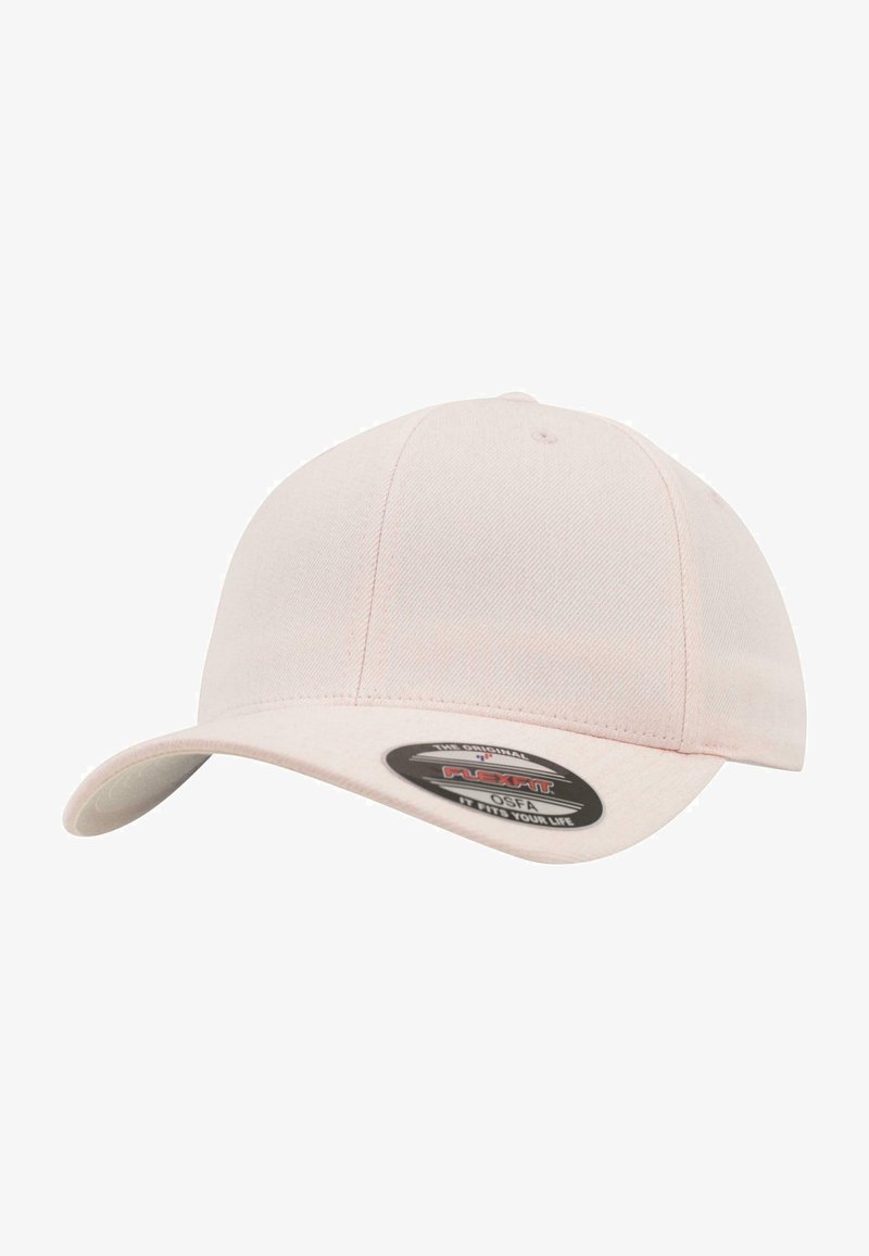 Világos rózsaszín, testre szabott sapka sima textúrájú anyagból. Ívelt napszemüveggel rendelkezik, és egy "FLEXFIT OSFA" feliratozott címke található rajta.