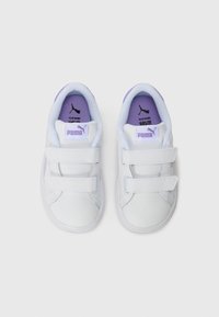Baskets blanches avec des accents violets, matériau synthétique lisse, deux bandes Velcro, bout rond et semelle intérieure rembourrée avec des détails de logo.