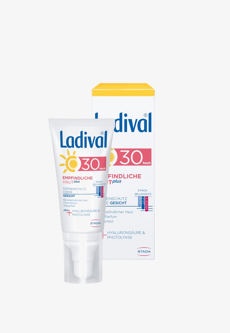 Sonnenschutzcremetube mit weißem Körper, blauem und rotem Text. Begleitet von einer passenden weißen Schachtel mit gelber Oberseite, die Produktdetails enthält.