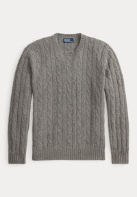 Grå kabelstrikket sweater med rund hals, lange ærmer, ribstrikkede manchetter og kant, mærket Polo af Ralph Lauren.