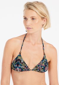 Top bikini a triangolo con un motivo geometrico multicolore su sfondo nero. Presenta spalline sottili e hardware regolabile. Tessuto morbido.