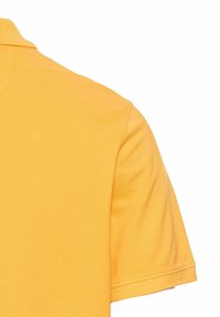 Geel polo shirt stof met een gestructureerde afwerking, voorzien van een kraag en korte mouwen. Het zicht toont de achterkant en het schouderdetail.
