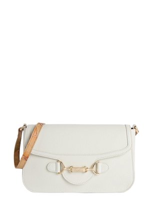 Borsa a tracolla in pelle bianca con dettaglio morsetto dorato e tracolla regolabile color cuoio con motivo mappa discreto.