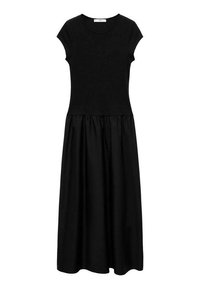 Robe noire avec des manches courtes à capuche, corsage ajust é et jupe évasée. Fabriquée en tissu lisse avec une couleur unie et sans motifs visibles.