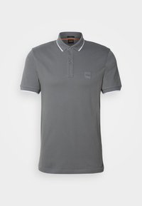 Polo gris à manches courtes avec bordure blanche au col et aux extrémités des manches, deux boutons et un petit logo carré embossé sur la poitrine.