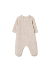 Un body para bebé de color beige claro, hecho de un material suave y texturizado. Presenta un cuello redondeado y cierres de botón en la parte delantera. Manga larga y diseño con pies.