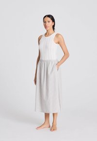 Valge ribidega tank topp koos halli ja valge triibulise midi seeliku  elastse paelaga ja küljetaskutega.