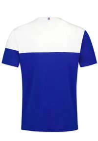 T-shirt à manches courtes bleu et blanc avec des blocs de couleurs horizontaux, présentant une section inférieure bleue et une section supérieure blanche.