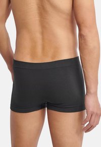 Boxer da uomo neri in cotone con una texture liscia e una vita elastica, design aderente, che mostra la vista posteriore.
