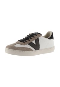 Sneaker in suede bianco e grigio con dettagli neri. Caratterizzato da una finitura textured, cuciture a contrasto e punta tonda. Lacci neri.