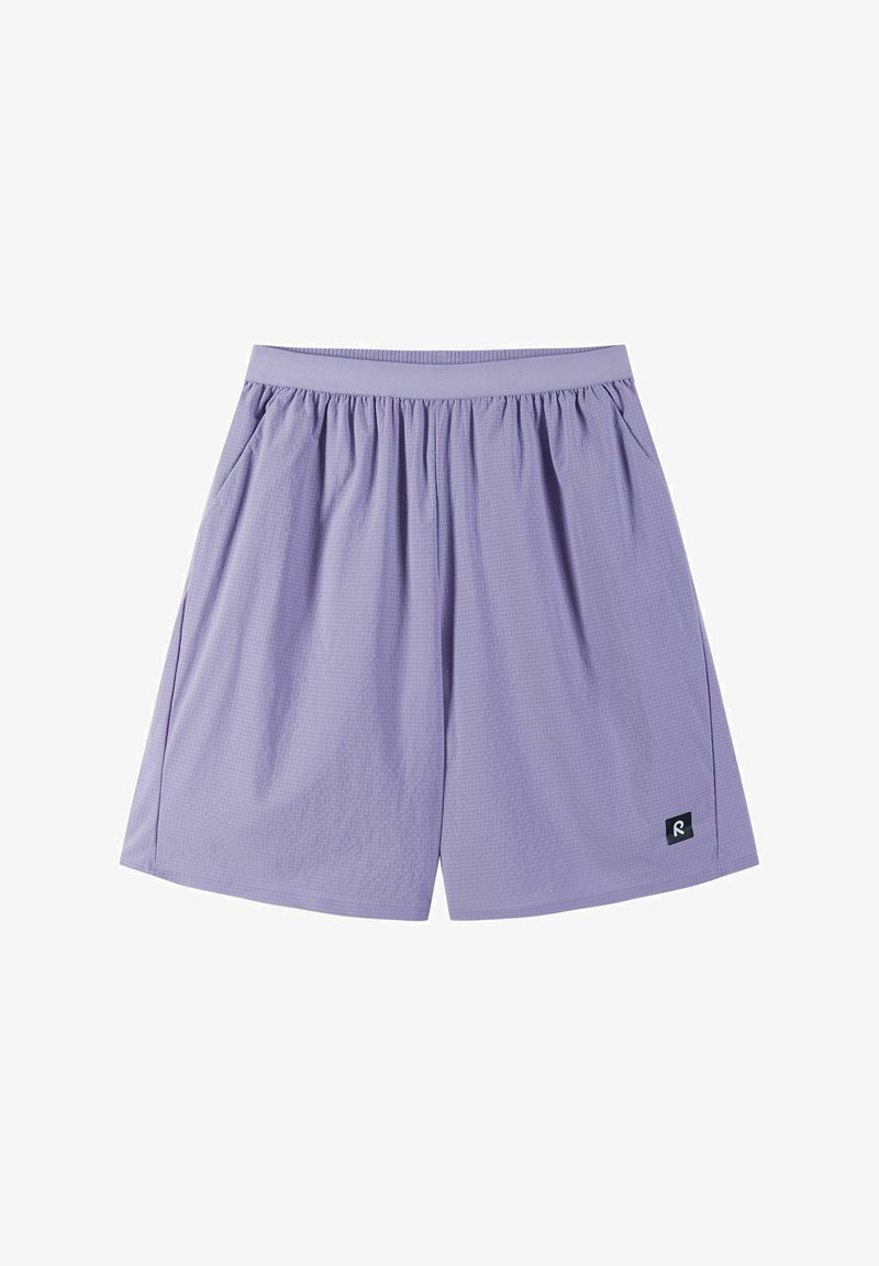 Lilafarbene Sportshorts aus strukturiertem Material, mit elastischem Bund, seitlichen Taschen und einem kleinen schwarzen Logo auf der unteren rechten Seite.