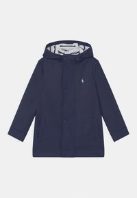 Námořnická modrá bunda s kapucí, s patentními knoflíky a dvěma předními kapsami. Uvnitř má pruhovaný vzor. Na hrudi je logo.