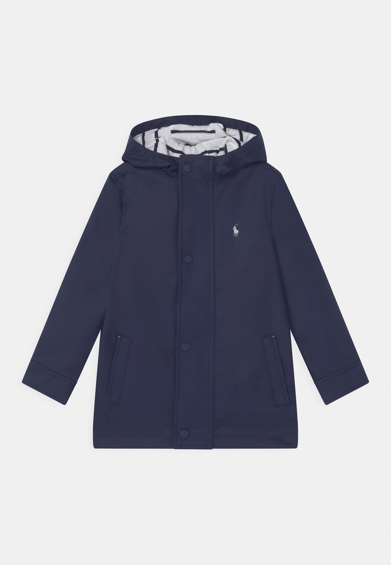 Námořnická modrá bunda s kapucí, s patentními knoflíky a dvěma předními kapsami. Uvnitř má pruhovaný vzor. Na hrudi je logo.