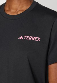 Adidas Terrex MOUNTAIN TEE - Triko s potiskem - black