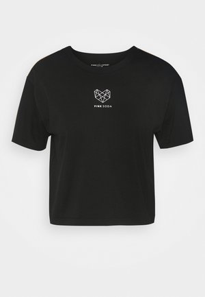 Czarny krótki T-shirt z krótkim rękawem, z geometrycznym logo serca i białym nadrukiem tekstu "PINK SODA" na piersi.
