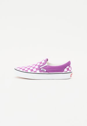Lila Slip-On-Sneakers mit einem karoartigen Muster in Weiß und Lila, gepolstertem Kragen, weißer Gummisohle und Vans-Logo an der Seite.