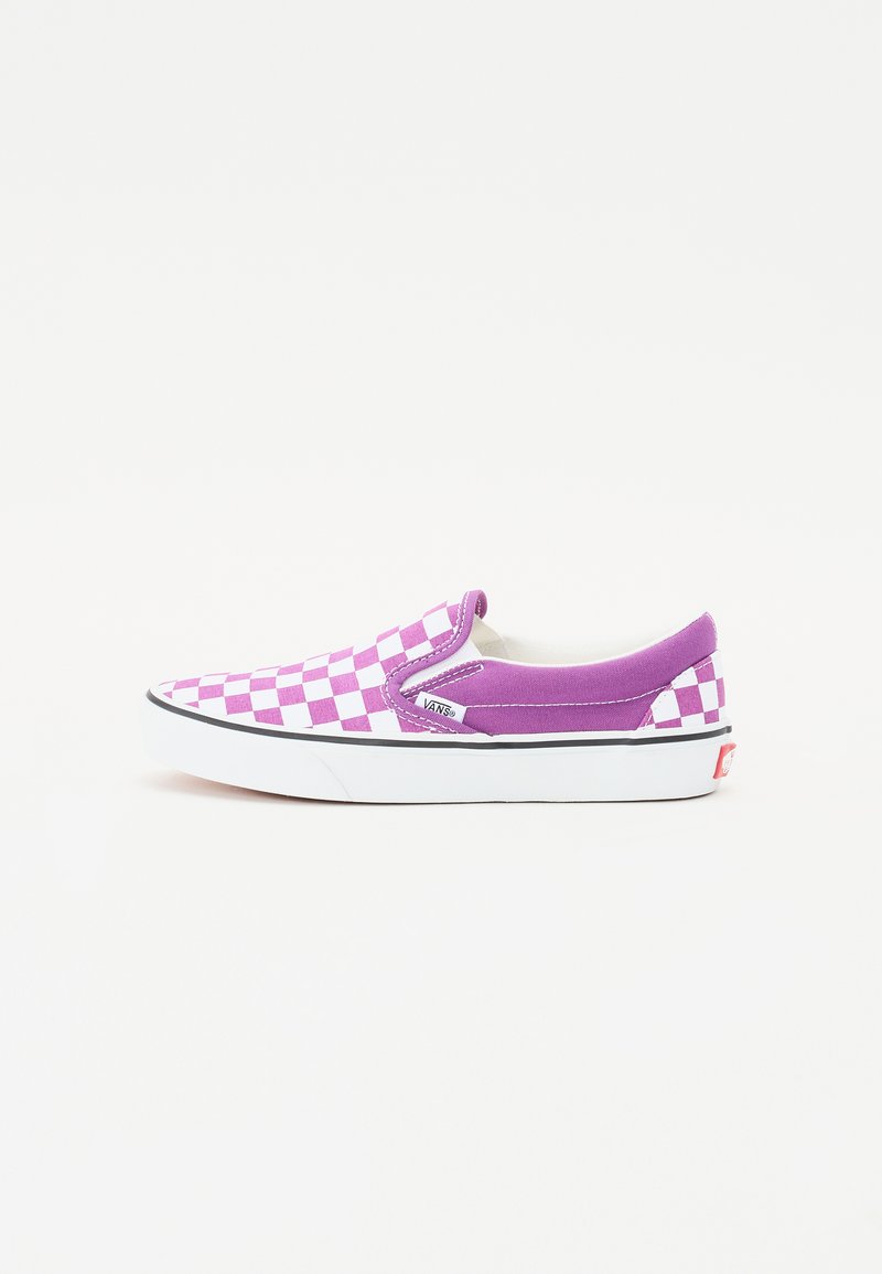 Lila slip-on sneaker, fehér és lila kockás mintával, párnázott gallérral, fehér kaucsuk talppal és Vans logóval az oldalon.