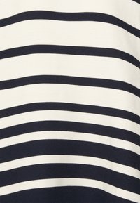 Marineblau-weiß gestreifter Stoff mit abwechselnd dicken und dünnen horizontalen Streifen. Hergestellt aus strukturiertem Material, das eine weiche, gerippte Oberfläche zeigt.
