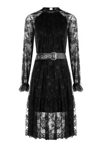 Abito in pizzo nero con maniche lunghe, colletto alto, gonna a strati e una ampia cintura nera con grommets metallici e una fibbia.