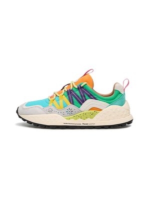 Baskets de sport multicolores avec un mélange d'accents turquoise, orange, violet et vert, dotées de daim texturé et d'une semelle en caoutchouc à motif.