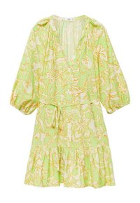 Rochie florală verde deschis, cu modele galbene și albe, decolteu în V, mâneci puff cu trei sferturi, închidere cu nasturi, cordon în talie și tiv ondulat.