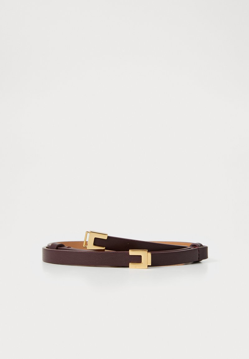 Bordeaux leren riem met gouden vierkante hardware-accenten, vlak ontwerp, gladde textuur en twee sluitingen met een soort prong aan elk uiteinde.