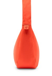 Világos narancssárga puha anyagból készült oldaltáska egy széles pánttal és egy kis, a pántra varrt téglalap alakú logócédulával.